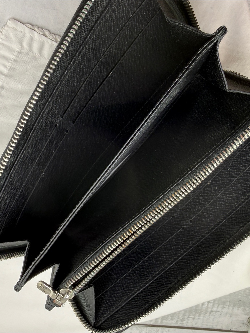 AUTHENTIC Louis Vuitton wallet. Black. - Picture 9 of 15
